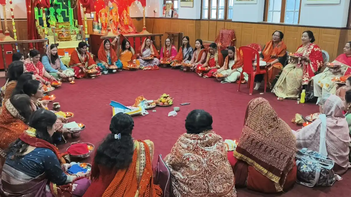 करवाचौथ पर नैनीताल में दिखी रौनक, सामूहिक पूजा-अर्चना कर महिलाओं ने मांगा अखंड सौभाग्य का आशीर्वाद