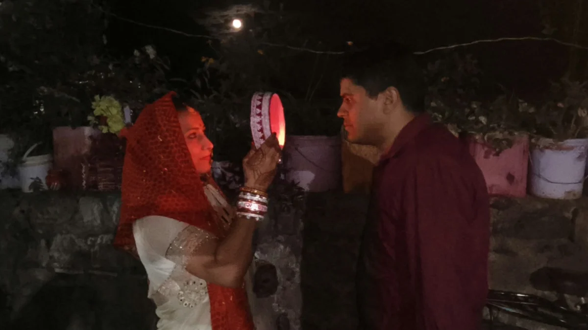 बादलों के बीच चांद से लुका-छिपी, सुहागिनों ने पूजा कर मांगी पति की लंबी उम्र की कामना