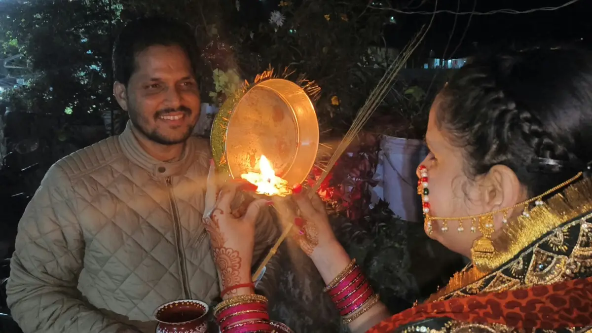 बादलों के बीच चांद से लुका-छिपी, सुहागिनों ने पूजा कर मांगी पति की लंबी उम्र की कामना