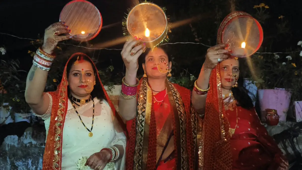 बादलों के बीच चांद से लुका-छिपी, सुहागिनों ने पूजा कर मांगी पति की लंबी उम्र की कामना