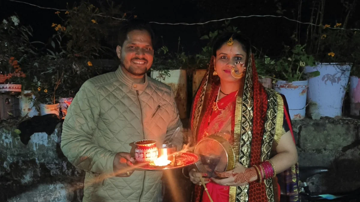बादलों के बीच चांद से लुका-छिपी, सुहागिनों ने पूजा कर मांगी पति की लंबी उम्र की कामना
