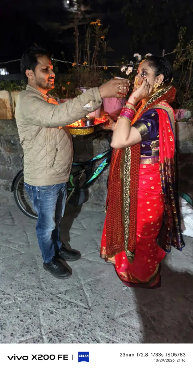बादलों के बीच चांद से लुका-छिपी, सुहागिनों ने पूजा कर मांगी पति की लंबी उम्र की कामना