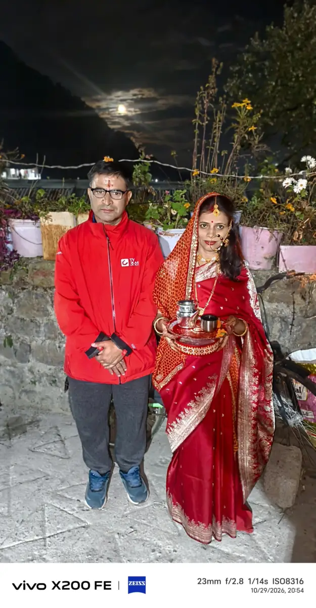 बादलों के बीच चांद से लुका-छिपी, सुहागिनों ने पूजा कर मांगी पति की लंबी उम्र की कामना