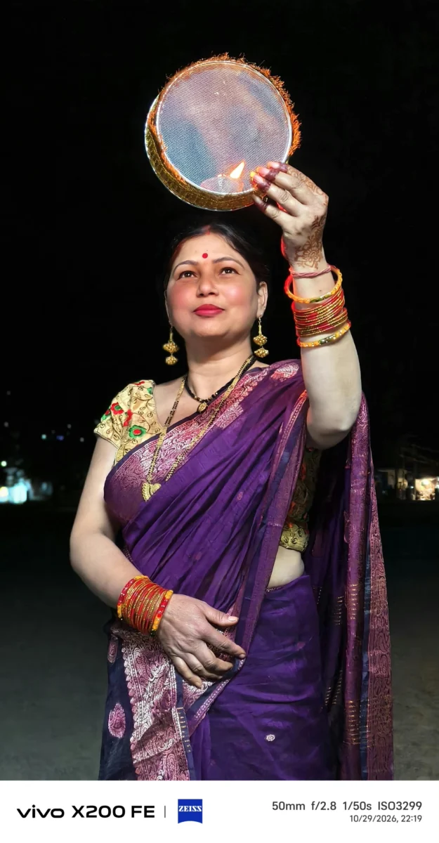 बादलों के बीच चांद से लुका-छिपी, सुहागिनों ने पूजा कर मांगी पति की लंबी उम्र की कामना
